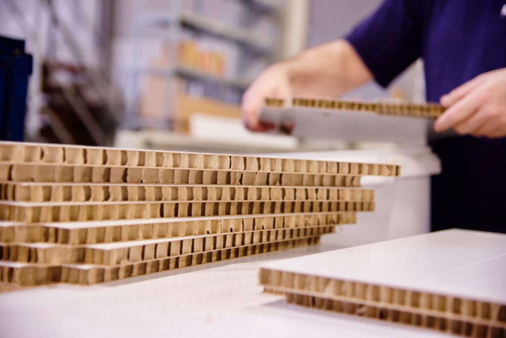 Onydis's tweet photo. Did you know a single Ursus #display can carry up to 115 kg? #cardboard is surprisingly #strong. > https://t.co/VYstkRiD9t https://t.co/rxEgAoxdIp