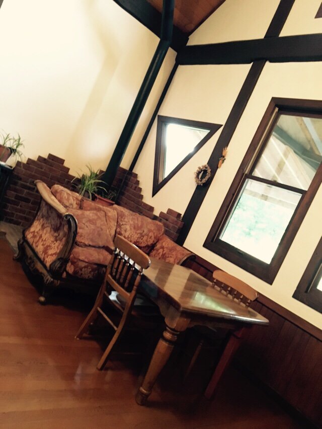 VerbrecherJohan's tweet photo. ちなみに過去最高に殺人事件が起こりそうだった宿はこちら。この後雷雨が訪れ、基地局に落雷して携帯電話は圏外になり、電話線は切られ、宿のある孤島と本島を繋ぐ唯一の吊り橋は人為的に落とされていました。１晩で３名の犠牲者が出ました。 https://t.co/gJ9SisvJNb