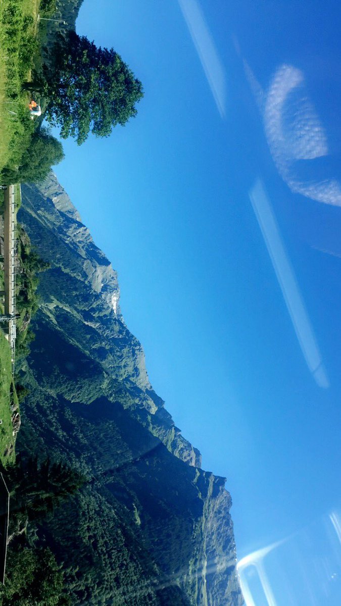 EllySmoone's tweet photo. 2nd day of the road trip 😍 beautiful scenery and boys and their fast cars 😂 https://t.co/EGSG2o9j88