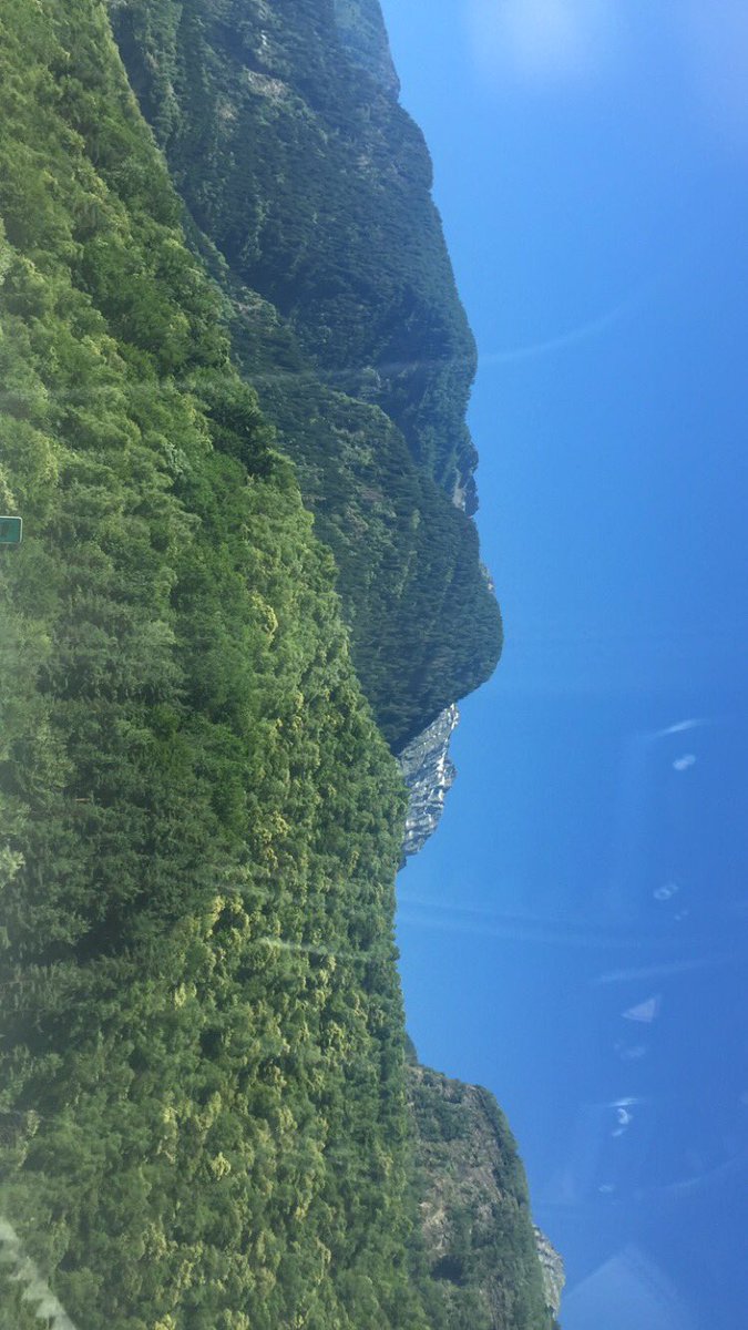 EllySmoone's tweet photo. 2nd day of the road trip 😍 beautiful scenery and boys and their fast cars 😂 https://t.co/EGSG2o9j88