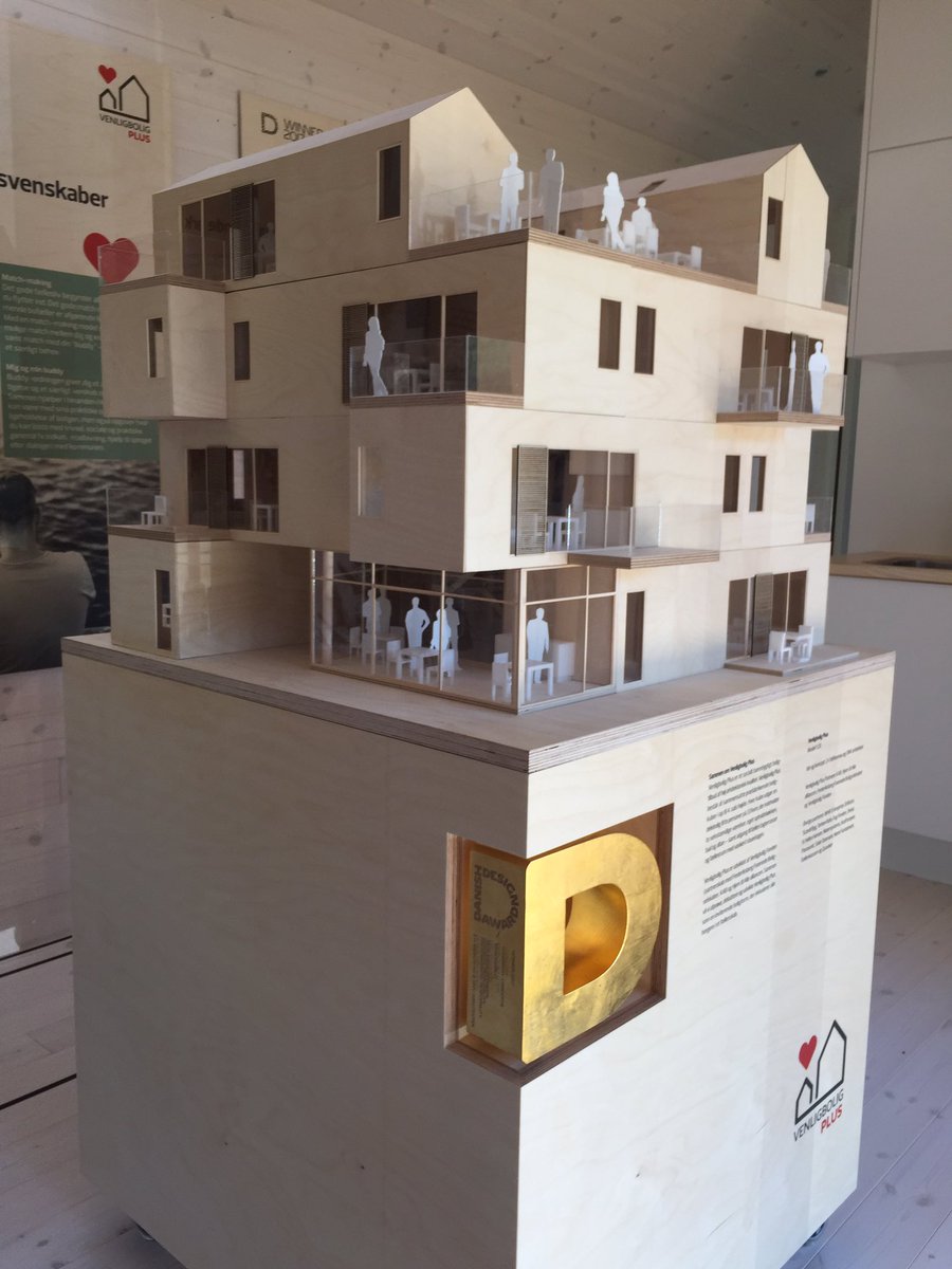 Dagens vigtigste event på #fmdk <a href="/DemokratiScenen/">Demokratiscenen</a> kl 12 #venligboligplus til flygtninge og hjemløse facebook.com/events/1423935…