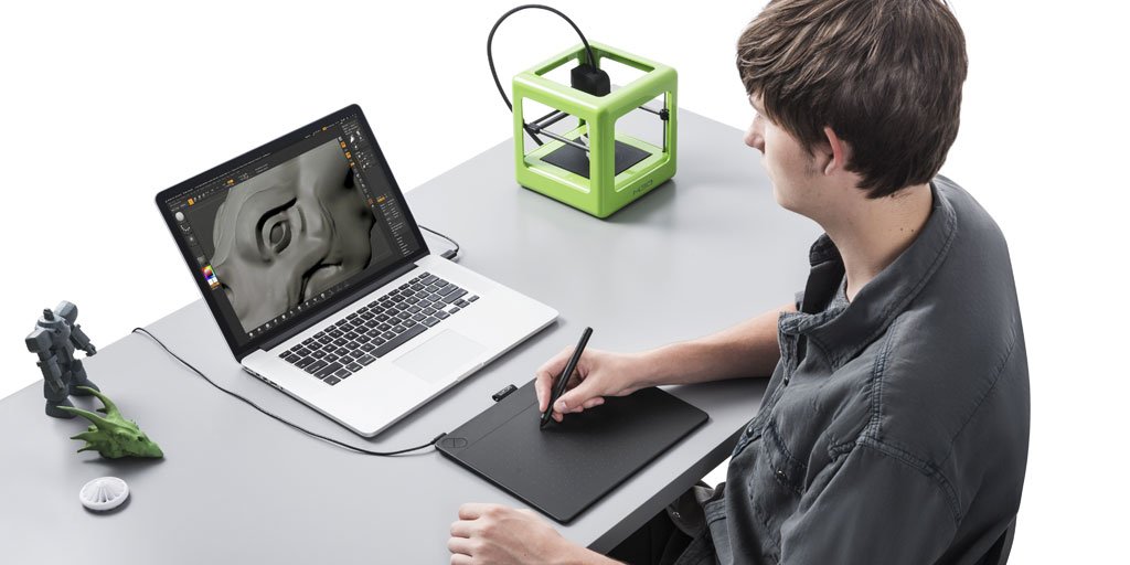 Разработка компьютерных игр. Ноутбук на природе. Компьютерные профессии. Профессия 3d моделлер и визуализатор. Курсы 3д дизайна.