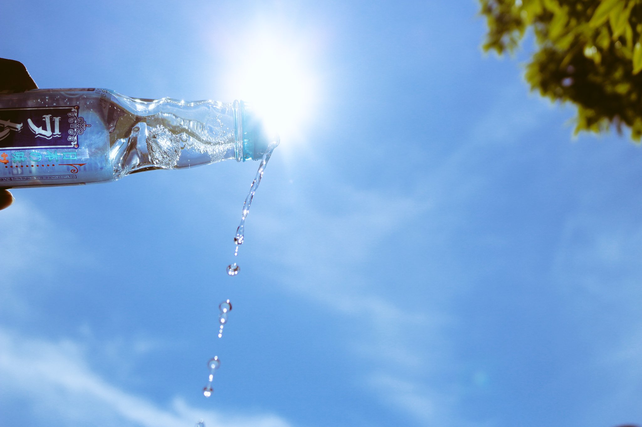 とも 水こぼすやつ ラムネも少しだけ笑 水 Photography カメラ ラムネ 一眼レフ 写真好きな人と繋がりたい カメラ好きな人と繋がりたい ファインダー越しの私の世界 被写体募集 T Co Oge7zap4h5 Twitter