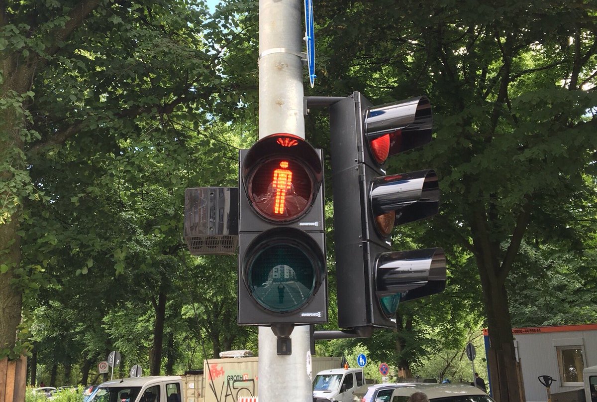 GeorgAlbrecht1's tweet photo. oha. dieses #Ampelmännchen hat schon Schlagseite! der kriegt nix mehr! *Hicks* 😂🚦
#Ampel #LSA #Swarco #HHVA #LSBG #Hamburg https://t.co/7RINkEuYG2