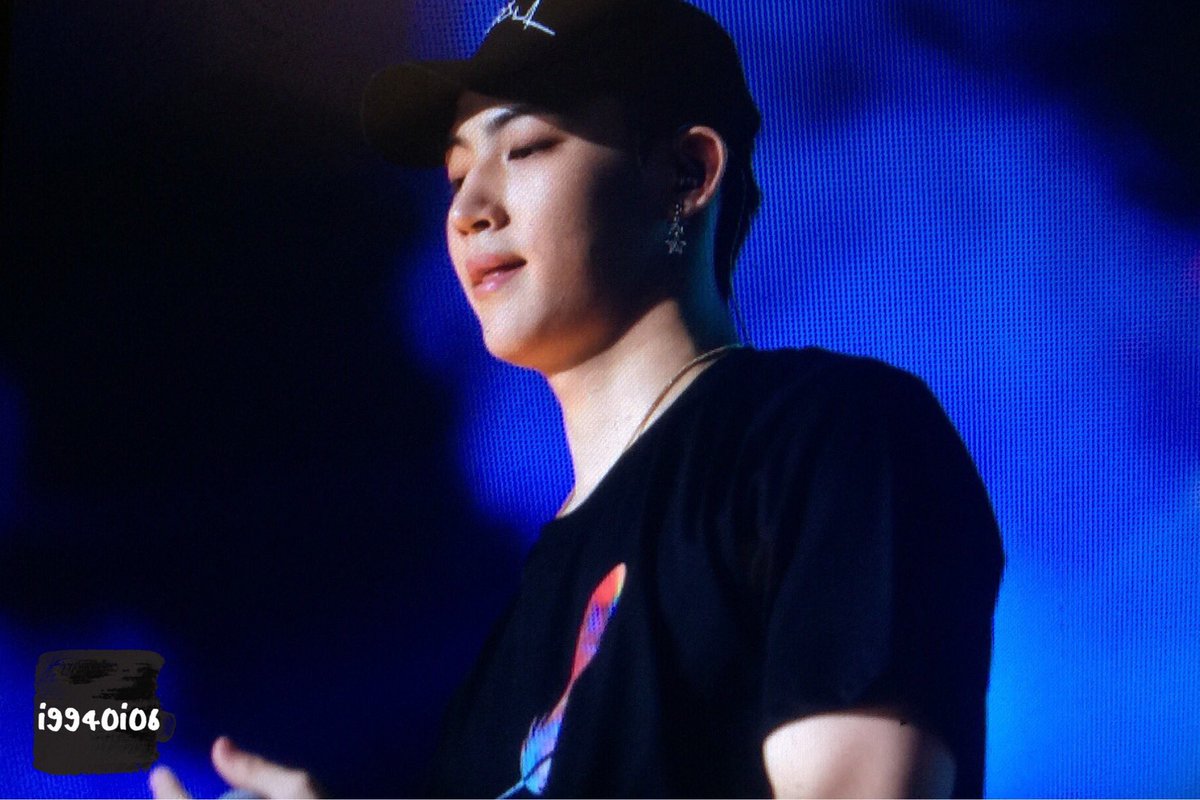jbsoul_xxx's tweet photo. ขอบคุณที่เห็น
ขอบคุณที่ยิ้มให้หมวกใบนี้ 
ขอบคุณที่ใส่มัน
😭😭😭😭😭😭😭😭😭😭😭😭
 #GOT7hailandtour2017
#GTTinBangkokDay1 #재범 #JB https://t.co/1uvFc3dgX1