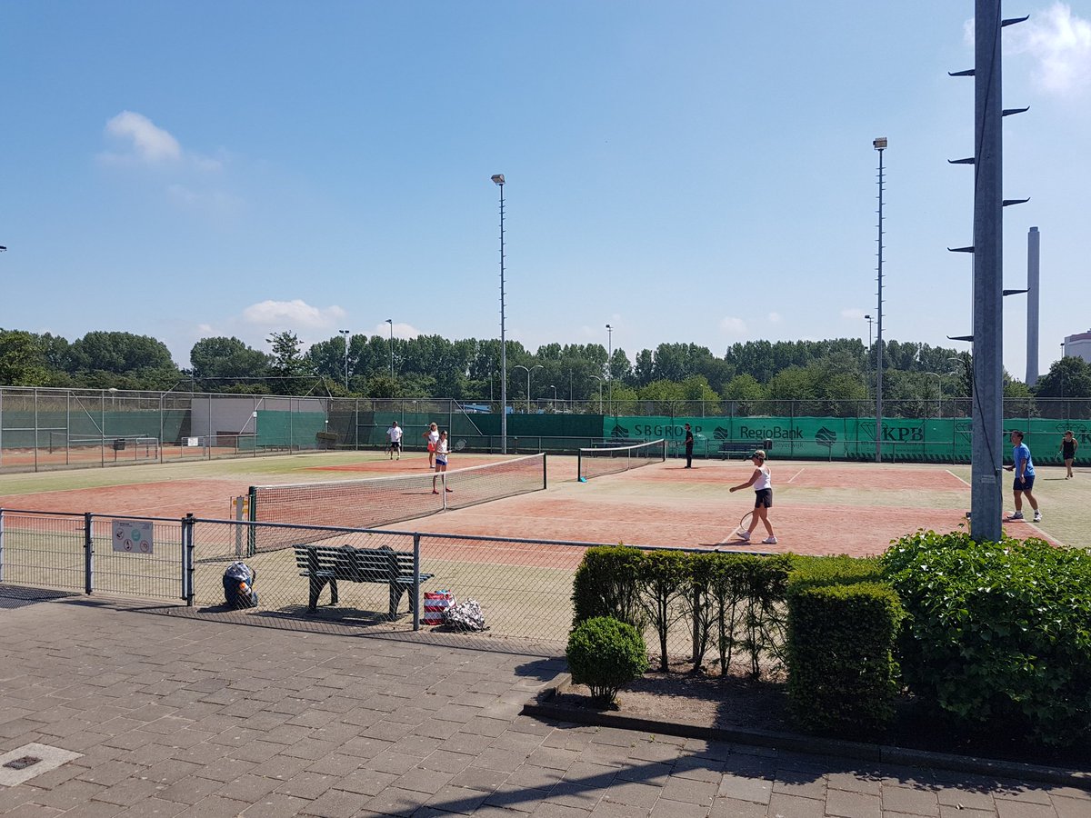 Rooswijk's tweet photo. #softbal #tennis #zon &amp; #gezelligheid. Alles is aanwezig tijdens ons mixtoernooi samen met TC De Gieteling. Nieuwe traditie is geboren. https://t.co/qQ9DPoWVQp