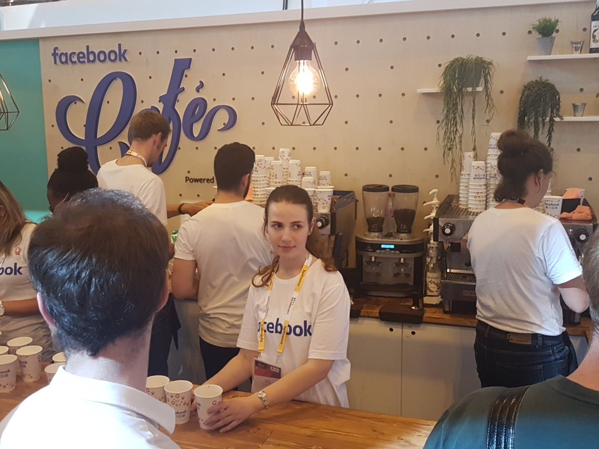 Alexa_Tou's tweet photo. Commander son café avec un #chatbot à #VivaTech ☕ https://t.co/jy453fGYNN
