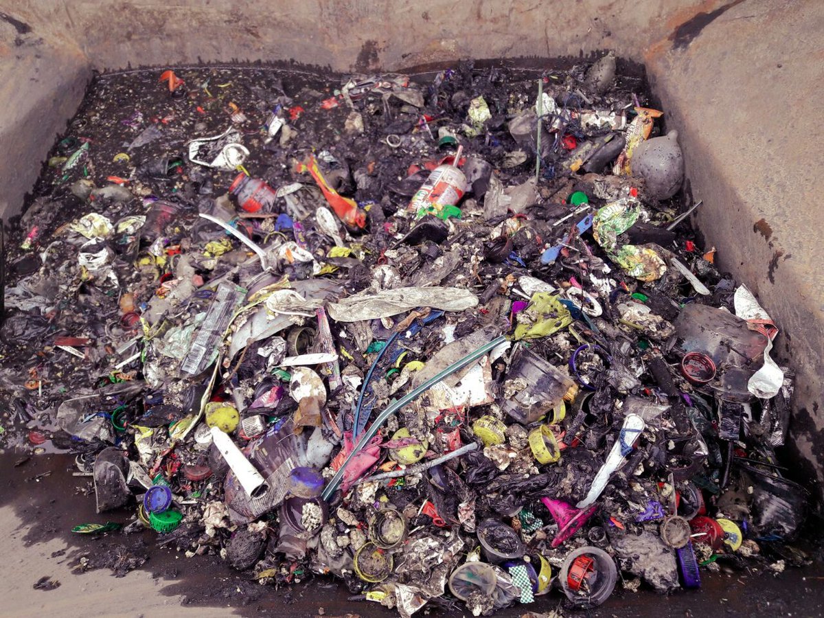 AGUAPASEP's tweet photo. Desechos sólidos extraídos de pozos de revisión de alcantarillado sanitario en Buenavista. No bote basura!! @municipiopasaje @RadioJubonesEP https://t.co/xvGd1tnq9B