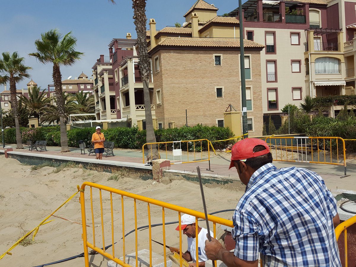 tvayamonte's tweet photo. Visitamos con el concejal de playas Paco Cristóbal las playas de Ayamonte para el plan de playas 2017. @tvayamonte https://t.co/WY4kFMy0nv