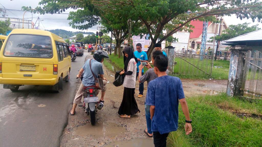 1PB_AMI's tweet photo. PW AMI Provinsi Papua Barat, menggelar kegiatan sosial kemasyarakatan dalam berbagi Ta'jil berbuka puasa.
@imam_nahrawi 
@1PB_AMI https://t.co/VJn9ZCtUEC