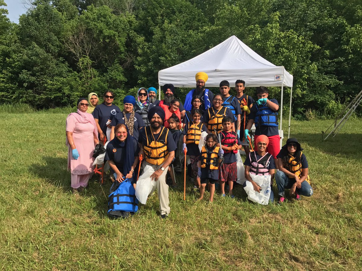 livegreenlex's tweet image. Thanks to the Sikh Assc of the Bluegrass for coming out for #RiverSweep and bringing food to share! #LexGoGreen