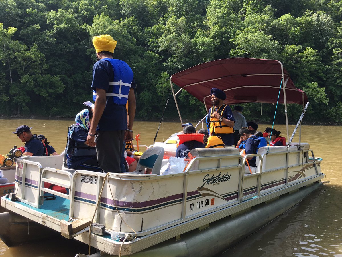 livegreenlex's tweet image. Thanks to the Sikh Assc of the Bluegrass for coming out for #RiverSweep and bringing food to share! #LexGoGreen