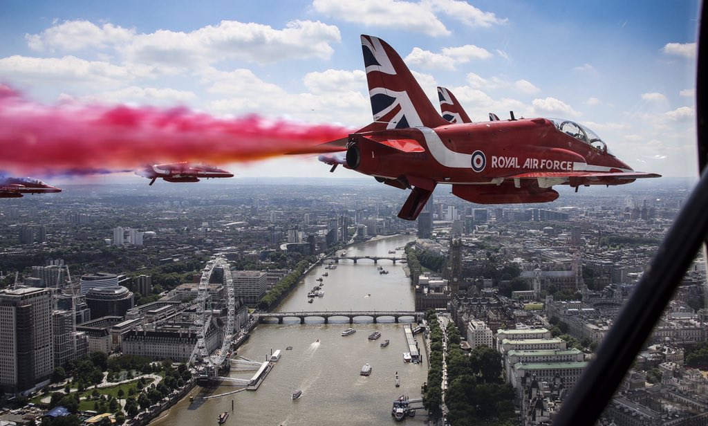 The River #Thames with the @TheLondonEye below, as the Red Arrows paint colour over #London for #TroopingtheColour #QBF2017 #QBP2017 #London