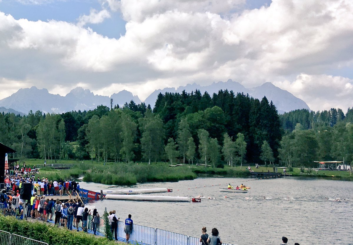 T1 met <a href="/Varga_triathlon/">Richard Varga</a> en een lange lange sliert atleten. <a href="/marcovdstel/">Marco van der Stel</a> als 8e de fiets op #ETUKitzbuhel2017