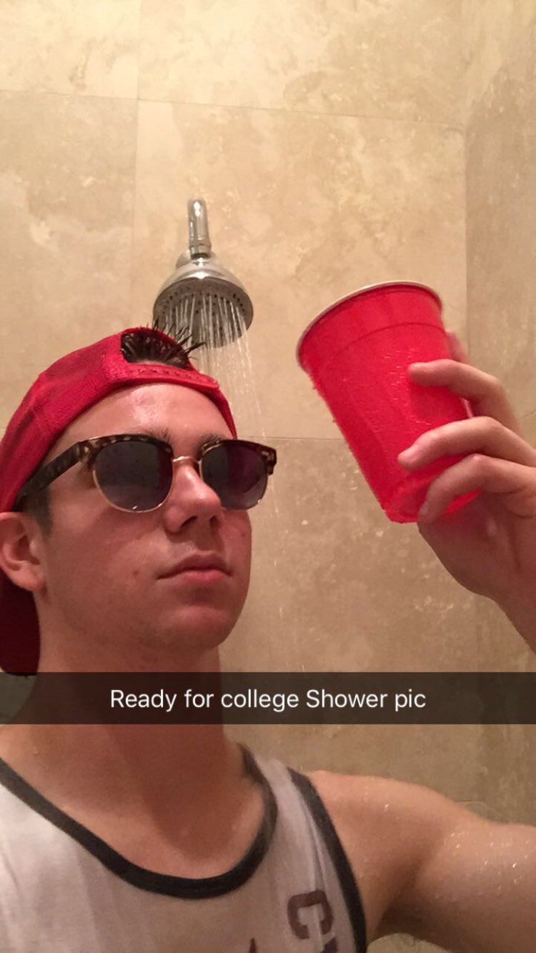 Daily Shower Pic (DailyShowerPic) / Twitter