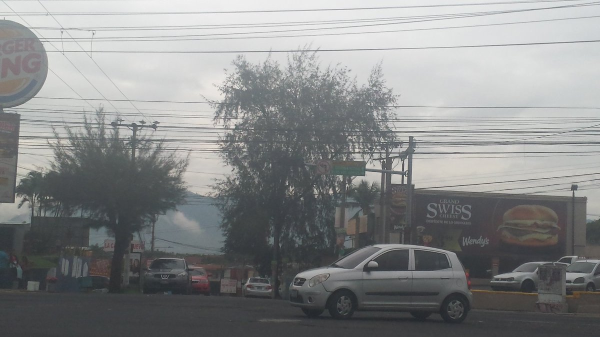 mafer301's tweet photo. @alertux precaución, semáforos sin funcionar en Blvd Los Héroes y Gabriel a Mostrar https://t.co/xocM3tluOv