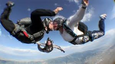 TheVervePeople's tweet photo. #skydiving is an interesting idea for a #wedding. But only for the brave! Do you know a couple who dares to try? https://t.co/aryDdCqEci