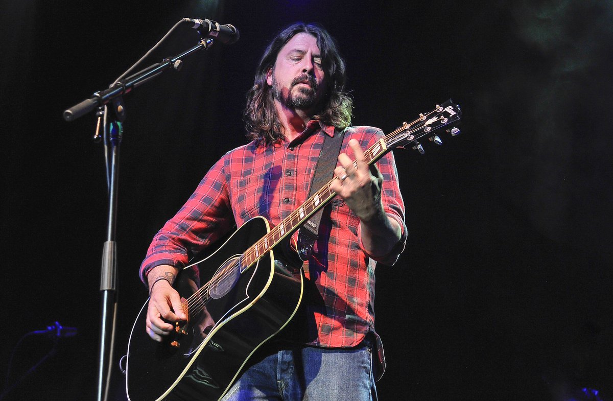 rollingstoneDE's tweet photo. „Neuer Grohl an den Drums” – Foo Fighters jammen „We Will Rock You“ mit Dave Grohls Tochter (8) https://t.co/WBTRdHrQW6 https://t.co/XFG7nCl6YM