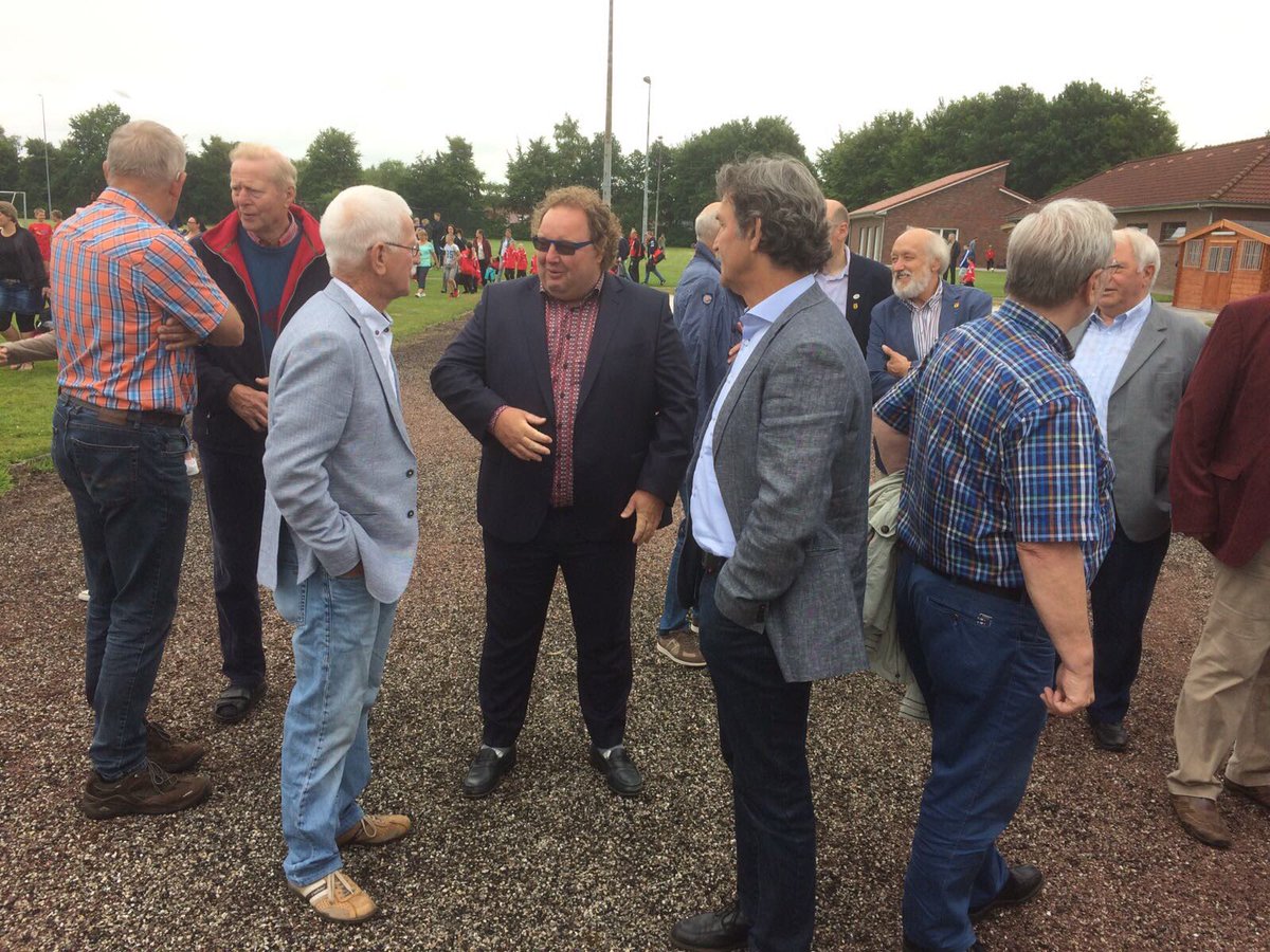 Gemeente_Pekela's tweet photo. Het college en enkele raadsleden moedigen de jonge sporters aan tijdens de #sportuitwisseling in  #Grossefehn https://t.co/OokM4pV6Gy