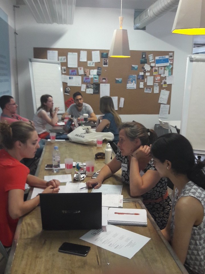 Lowpital's tweet photo. Ça bosse dur ! Équipes #Transmission des infos et #Pascience sur l' #attente des #patients. #Lowpital @NUMAparis #ReinventHealth https://t.co/XT9maCdjsA