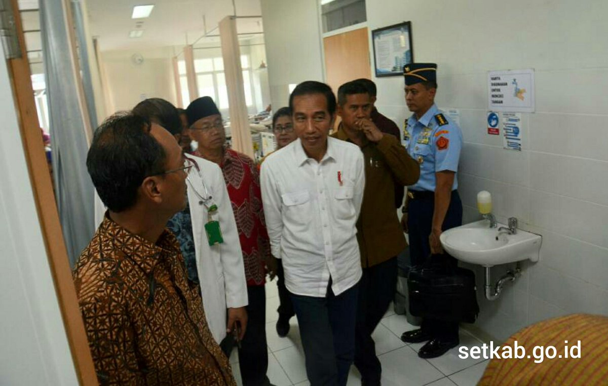 setkabgoid's tweet photo. Presiden @jokowi  meninjau pembangunan gedung rawat inap 7 lantai dan infrastruktur pendukung lain di RSUD Temanggung https://t.co/Af4pngy6k7