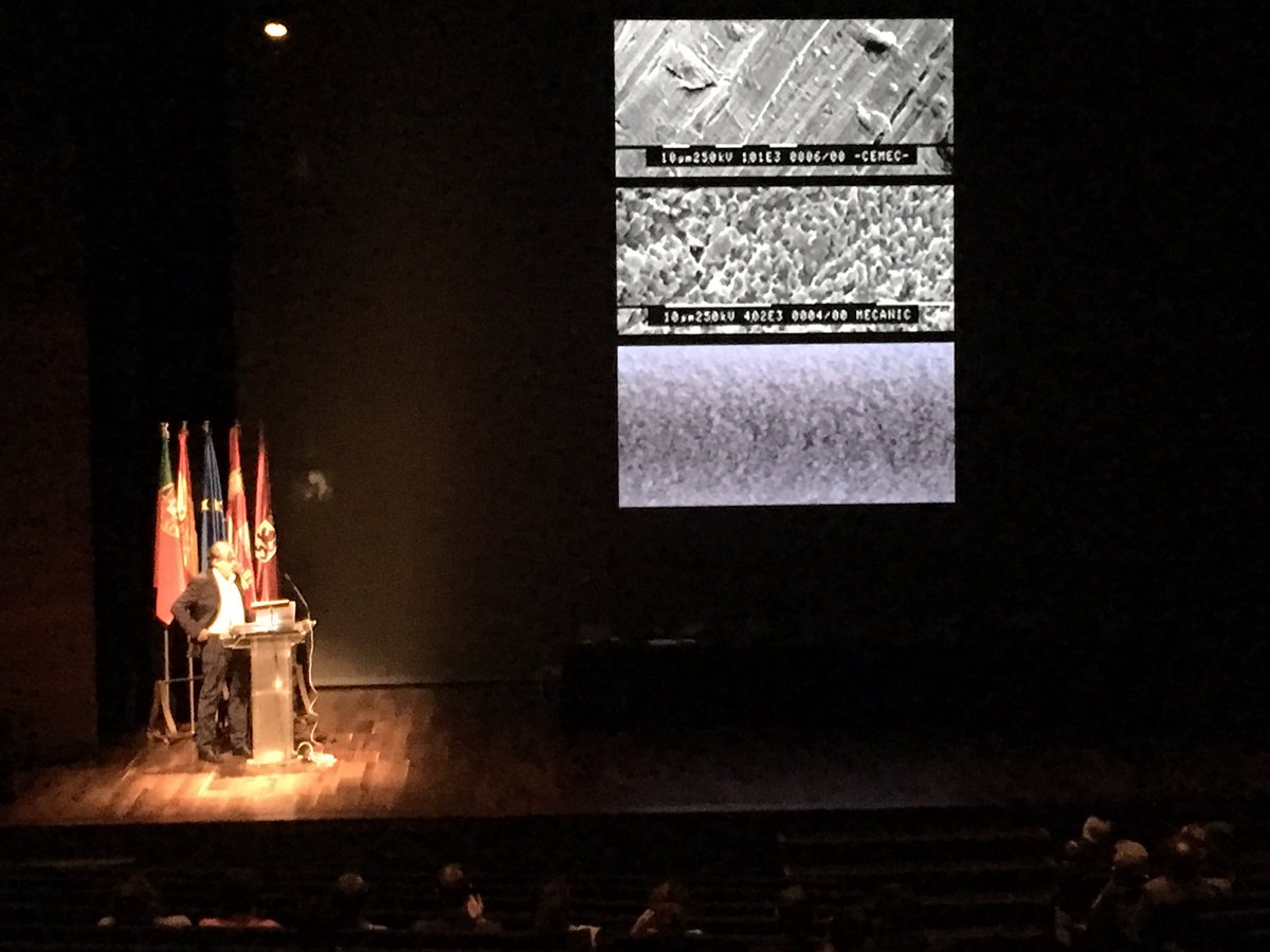 SEILeon2017's tweet photo. El Dr. J.F. Ballester Ferre, abordando "Desde la Implantología del pasado a la Implantología del futuro" en #SEILeón @SocEspImplantes https://t.co/5DWNTh7iEt