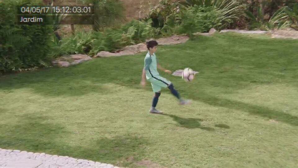 ActuFoot_'s tweet photo. Quand, pour une pub, Cristiano Jr utilise les Ballon d'Or de son père... pour faire un but. https://t.co/3EyLT0IkpO
