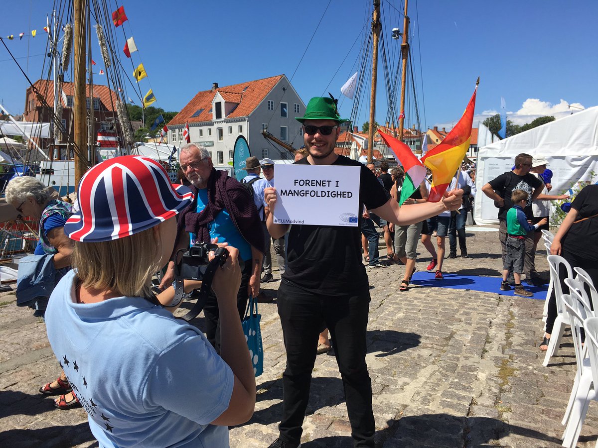 Europarl_DK's tweet photo. Kom forbi @EuropaBev's telt og få taget et billede for et mangfoldigt Europa. #eudk #euimodvind #fmdk https://t.co/8fF7PwpN0V