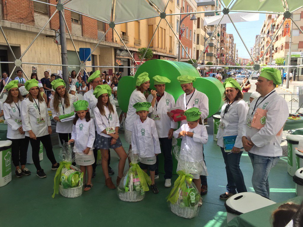 HuertaChefRM's tweet photo. @MariaQMCJ3 @MarinAzucena y @fecoam son testigos del nivelazo culinario de la edición #HuertaChef #Caravaca 2017. https://t.co/QGqoGihqRN