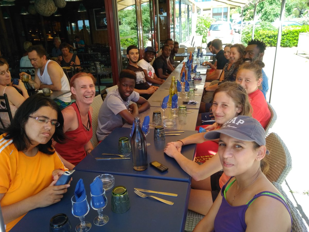CollectifENJEU's tweet photo. Regroupement Montpellier. Petit moment détente au bord de la plage #homelessworldcup #hwcoslo2017 https://t.co/Dryl57a50C