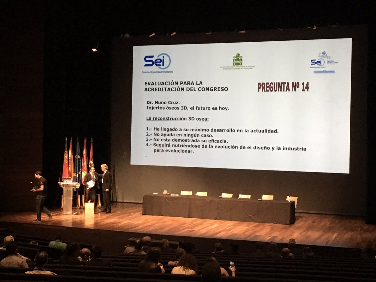 SEILeon2017's tweet photo. El Dr. Nuno Cruz, sobre injertos óseos 3D en #SEILeón. @SocEspImplantes https://t.co/jkhwH0Srg3