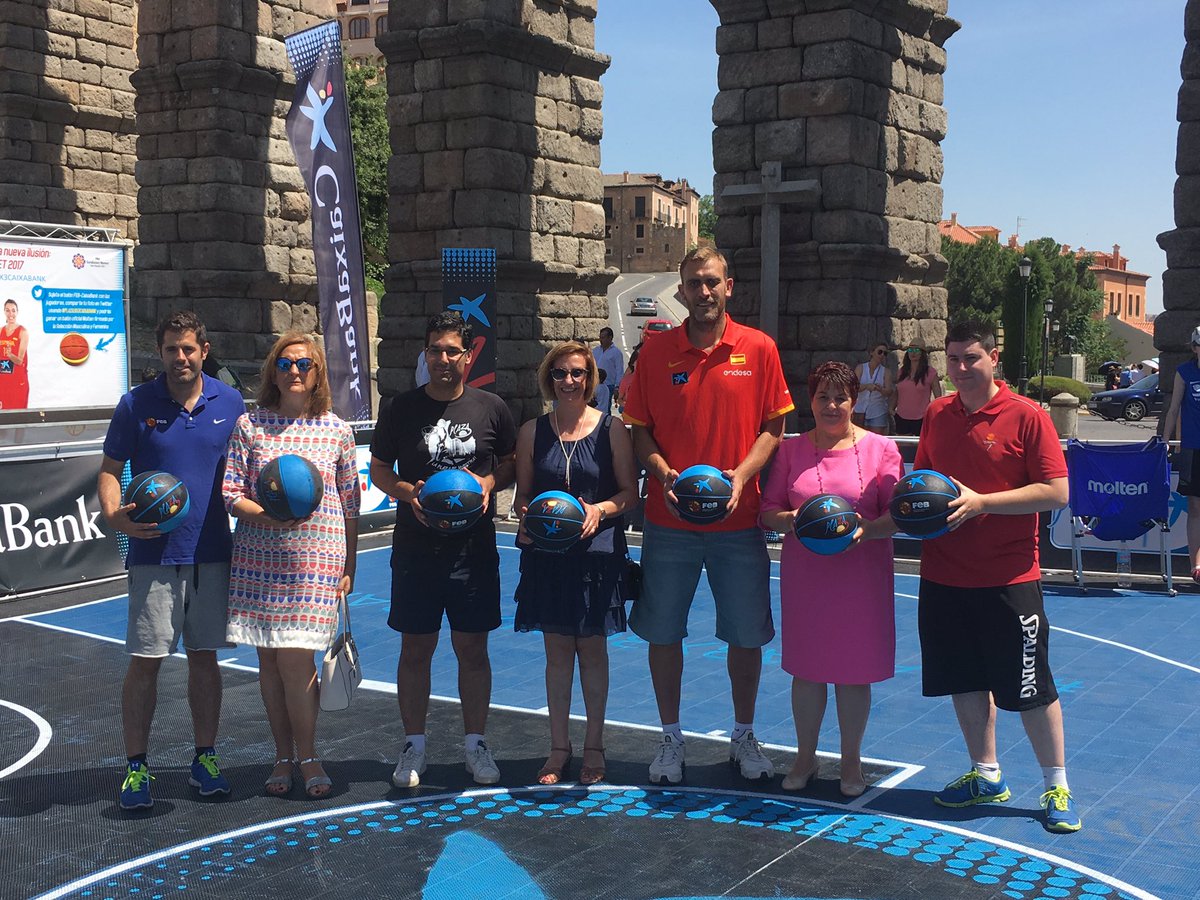 segovia_es's tweet photo. Segovia acoge en estos momentos el 3x3 Plaza de @baloncestofeb y @infoCaixa #Segoviasemueve y #encesta https://t.co/2LOBAg43Y8