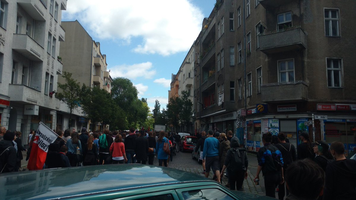 Demo gegen #Identitäre erreichen Scheererstraße. #nonazis