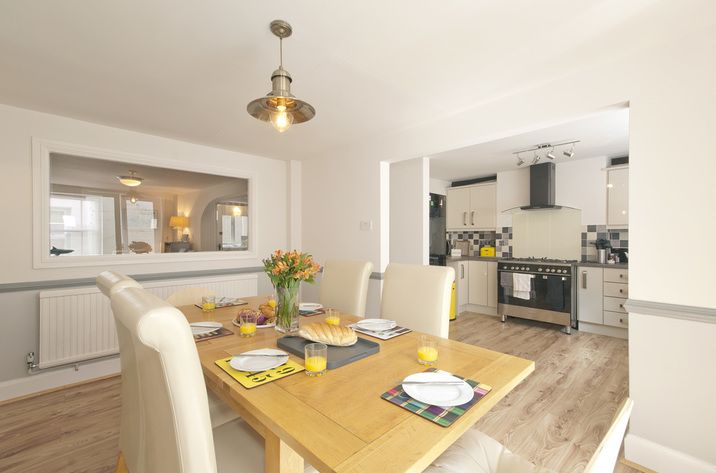 SnaptripUK's tweet photo. Want to win 7 nights in this #Devon cottage by the sea? The best #snaptripsummer photo wins the prize! Enter here: https://t.co/CudzMv9nCK https://t.co/J587CPWFCG