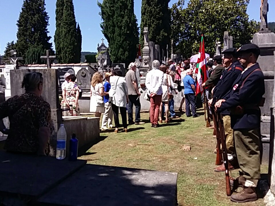 maribelvaquero_'s tweet photo. Arrosa gorri, berde eta zuriak. Familien momentua da: #80urte geroago, badakite non utzi behar dituzten loreak.
#GipuzkoatikGernikara https://t.co/NspCv1mB1l