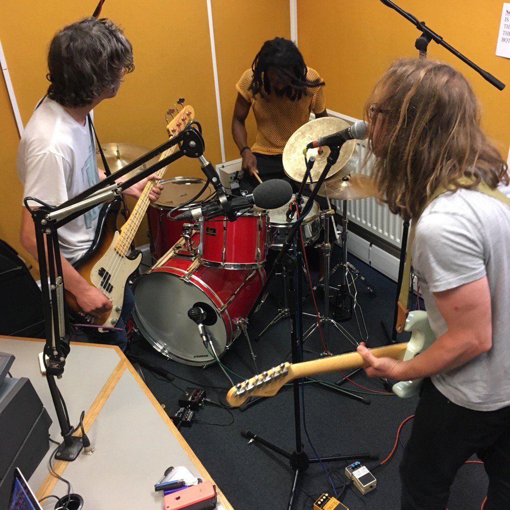 deXterBentley's tweet photo. #HenrysFace #Live @ResonanceFM #Now https://t.co/MG4xFuHwPU