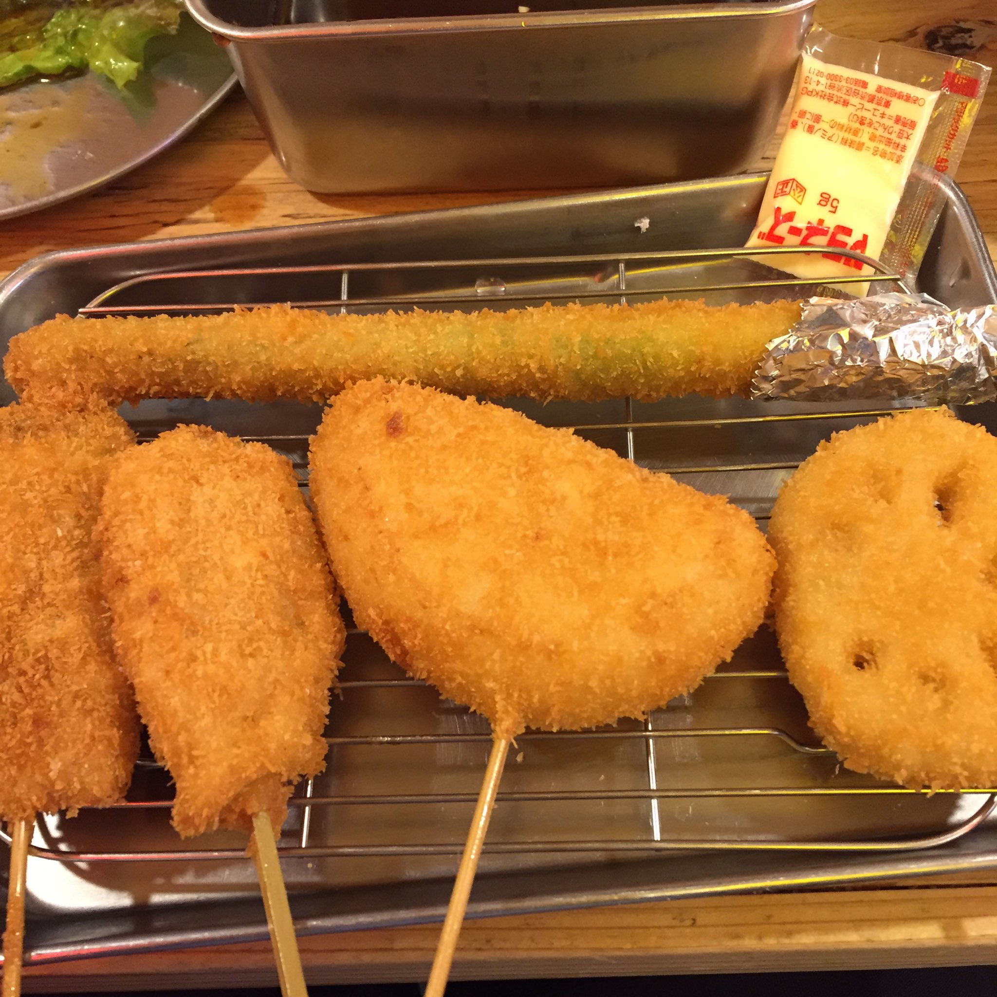 ｔａｓｓｙ ワカコ酒に出てきたアスパラの串揚げ 週末につき おひとりさま串カツのハードルの高さよ ノ T Co Za9hh1hclo Twitter