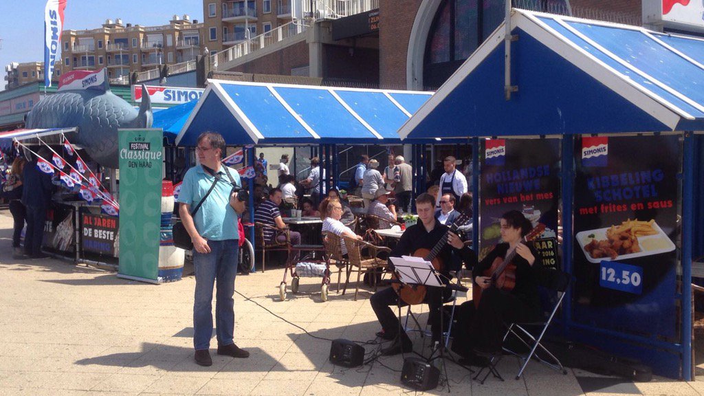 Nu optreden gitaarduo <a href="/Simonisvis/">Vishandel Simonis</a> op de Boulevard <a href="/FestivalClassiq/">Festival Classique</a> 😎🎼