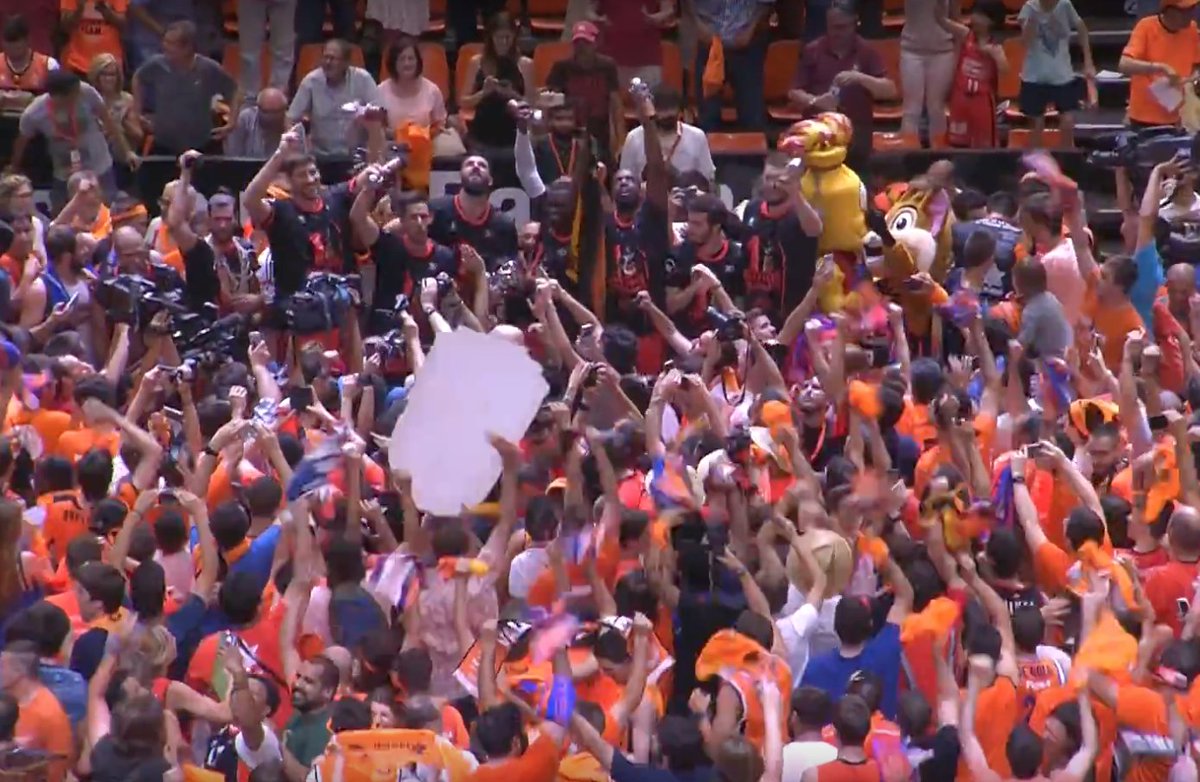 juegodenaismith's tweet photo. Ganar una Liga bien merece este desmadre del @valenciabasket (Vídeo) #EJDN
https://t.co/UmNyQ0PdcI https://t.co/eLxHvHpn4L