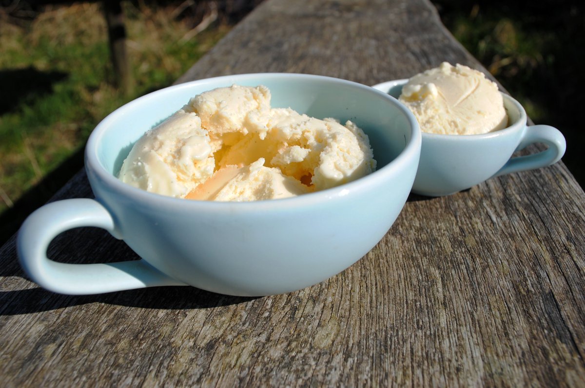 Mae'r hufen ia yn ol <a href="/FfarmMoelyci/">Ffarm Moelyci</a>.  Dewch draw caffi Blas Lon Las!