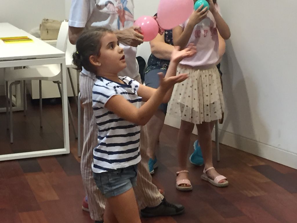 AMPSICO's tweet photo. #Risoteando en familia en #BibliotecaIvánDeVargas #Terapia #TerapiaDeRisas #niños #psicologia https://t.co/eMbRCyVEGk