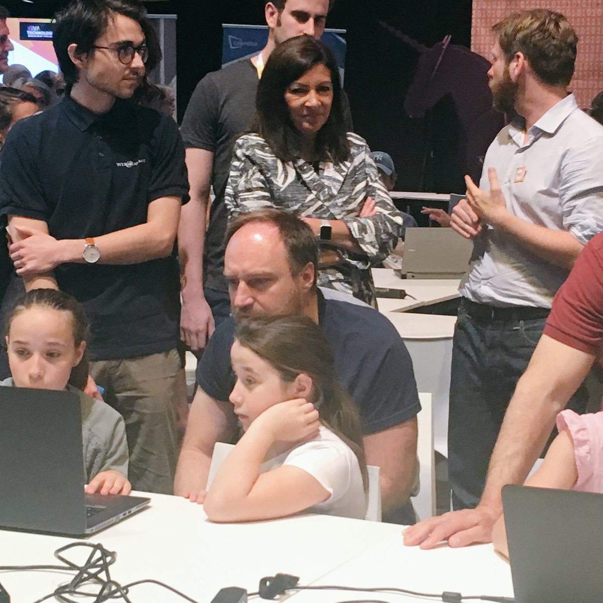Coding_Academy's tweet image. #SuperCodeurs @Anne_Hidalgo était de passage sur les ateliers #code de nos apprenants dans l'espace @Paris_code de @VivaTech ! #CodeAndGo