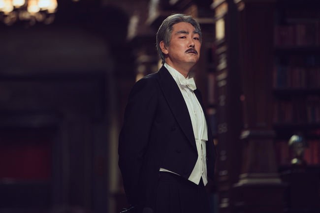 jjw_useless's tweet photo. 조진웅은 할리우드에 DVD 2개를 보낸다면 <우리형>과 <아가씨> 그리고 자신의 사진을 보내서 자신이 어딨는지 찾아보라 할것이라고 말했다. https://t.co/0bTZBWBaTu