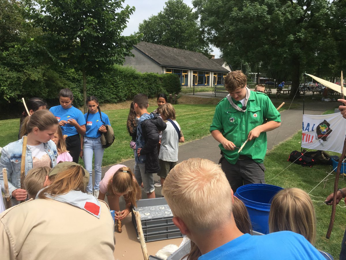 scouting_kdg's tweet photo. Scouting Karel Doormangroep krijgt bezoek tijdens Zutphense zeepkistenrace @ZeepkistZutphen #zzr17 #kdg #broodjesbakken https://t.co/CTlLjVppf3
