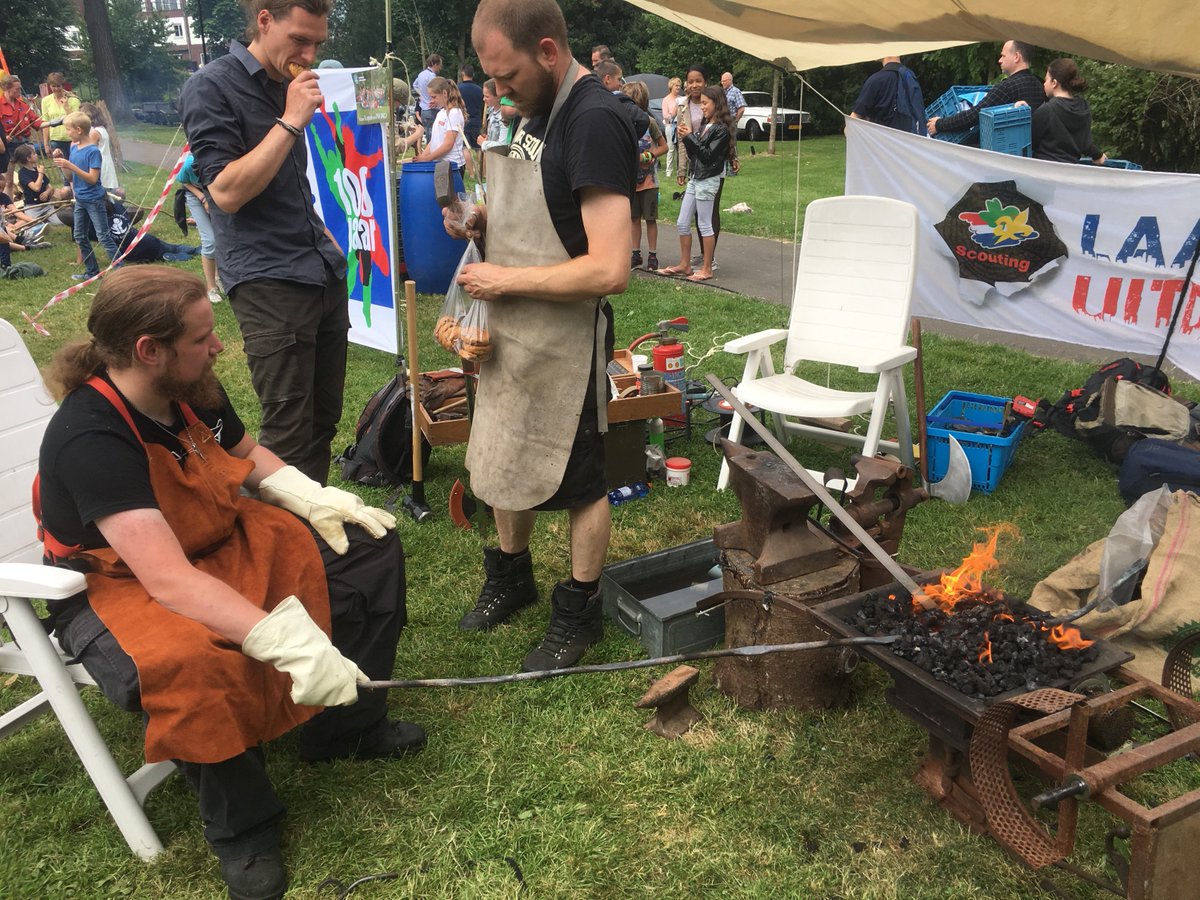 scouting_kdg's tweet photo. Scouting Karel Doormangroep krijgt bezoek tijdens Zutphense zeepkistenrace @ZeepkistZutphen #zzr17 #kdg #broodjesbakken https://t.co/CTlLjVppf3