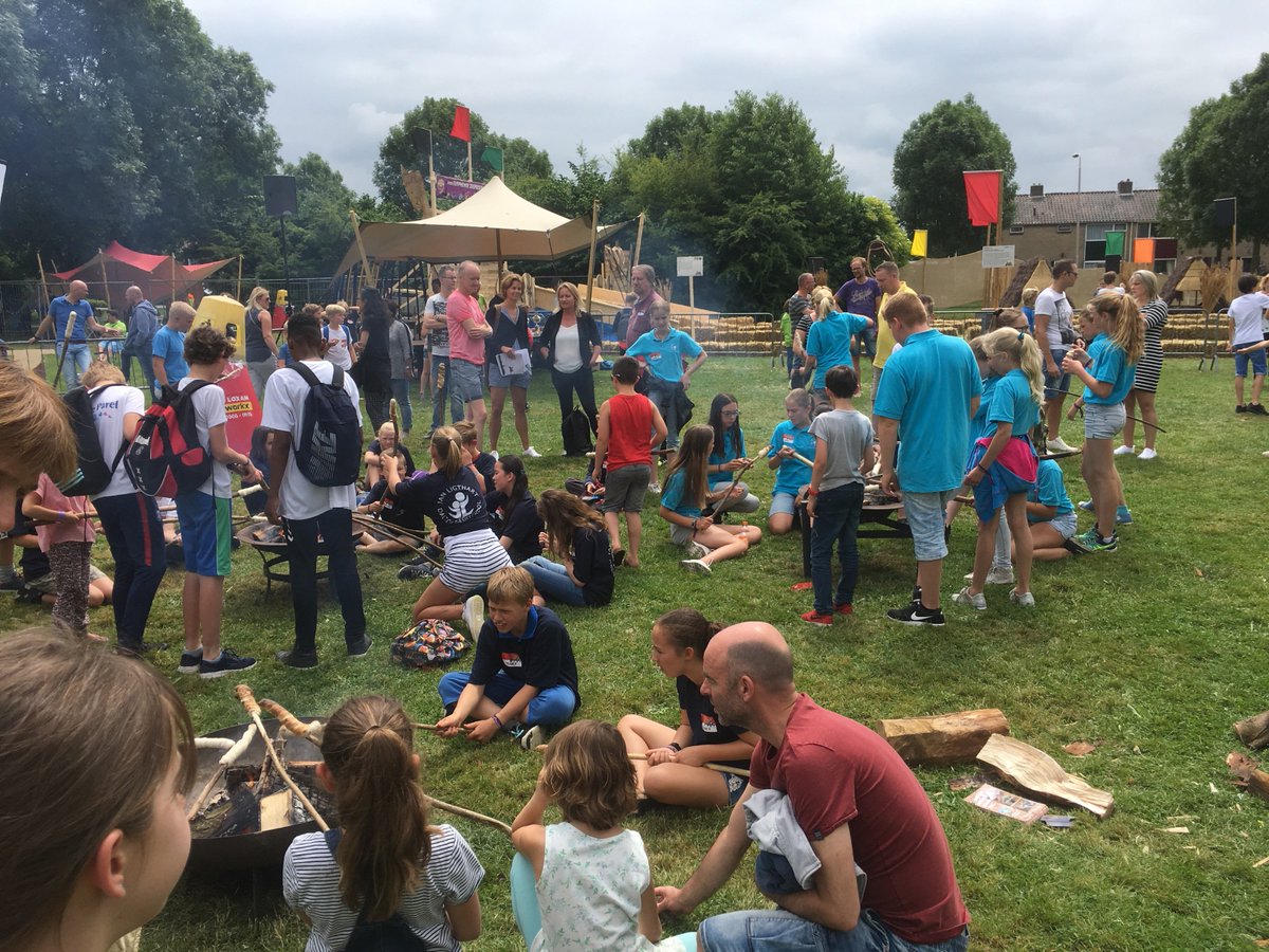 scouting_kdg's tweet photo. Scouting Karel Doormangroep krijgt bezoek tijdens Zutphense zeepkistenrace @ZeepkistZutphen #zzr17 #kdg #broodjesbakken https://t.co/CTlLjVppf3