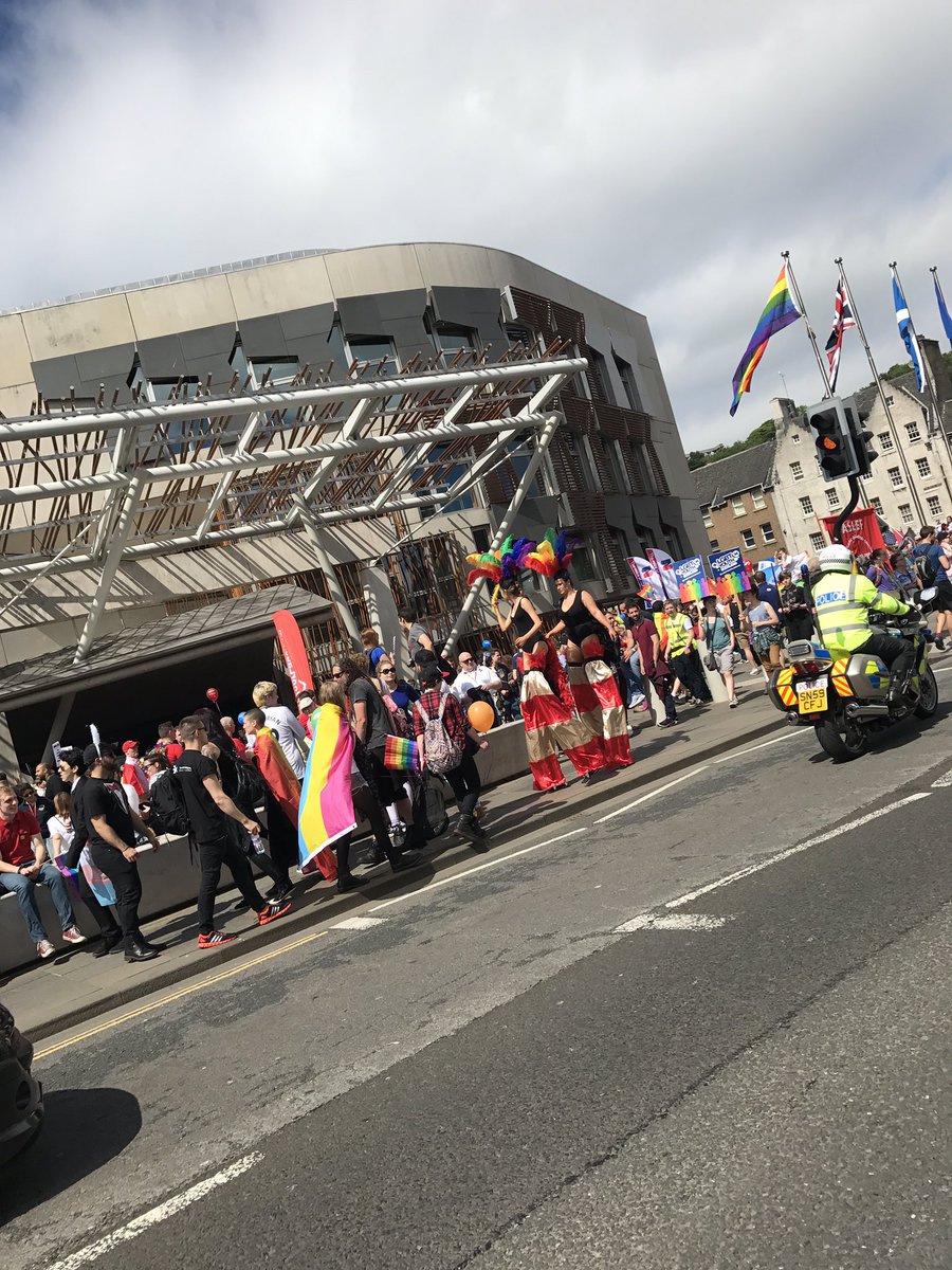 BeddieERAC's tweet photo. #ENTERPRIDE #Edinpride #edinburghpride #ERACSCOTLAND march is in full swing with @EnterpriseCarC https://t.co/wK7kuDpd27