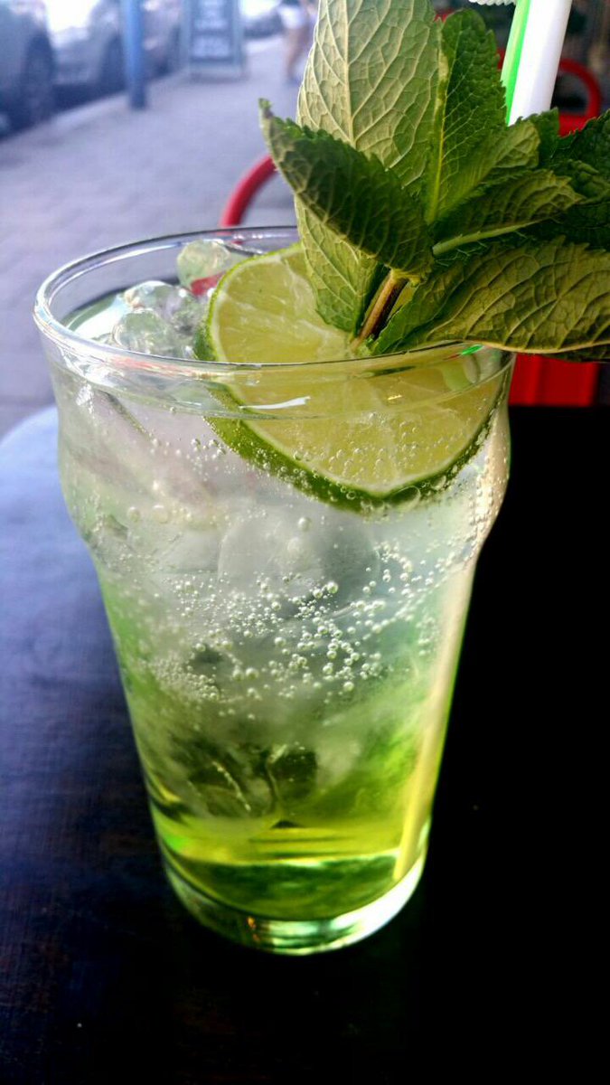 PutneyCanteen's tweet photo. Cool 😎 drinks, hot food !! #putneycanteen #241cocktails #bestbarsnacks @PutneyMums @PutneyHive @putneysw15 @TheEarlsfield @Earlsfieldevent https://t.co/1OcbDeM6wg