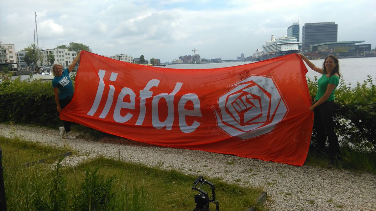 Noord bruist van #LefenLiefde! <a href="/IlcovanderLinde/">Ilco van der Linde</a> draagt zijn liefde campagne spandoek over aan kandidaat-lijsttrekker <a href="/MarjoleinMoor/">Marjolein Moorman</a>
