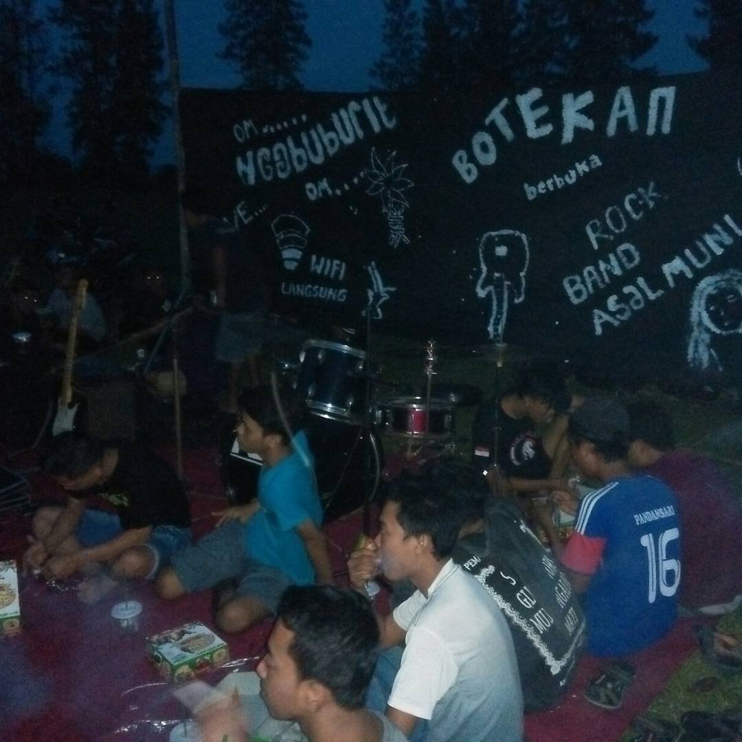 DesaBotekan's tweet photo. Buka puasa bareng di tengah Lapangan Desa Botekan. #RahatBareng #AnakDesaBerkumpul #pemalang https://t.co/Pastmr45xn